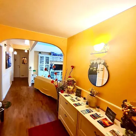 La Maison Blanche Apartment *